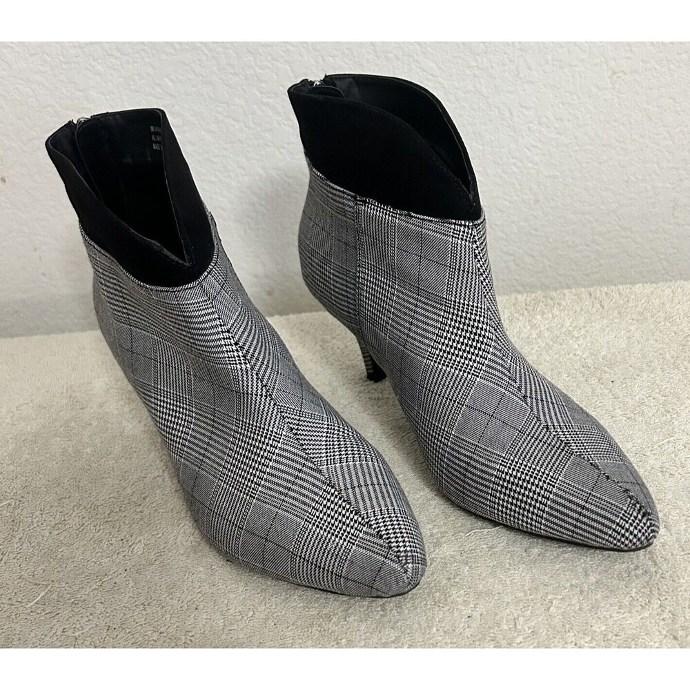 Comfort Women's Ankle Boot Size 9W Pointed Toe Back Zipper Black, White and Gray